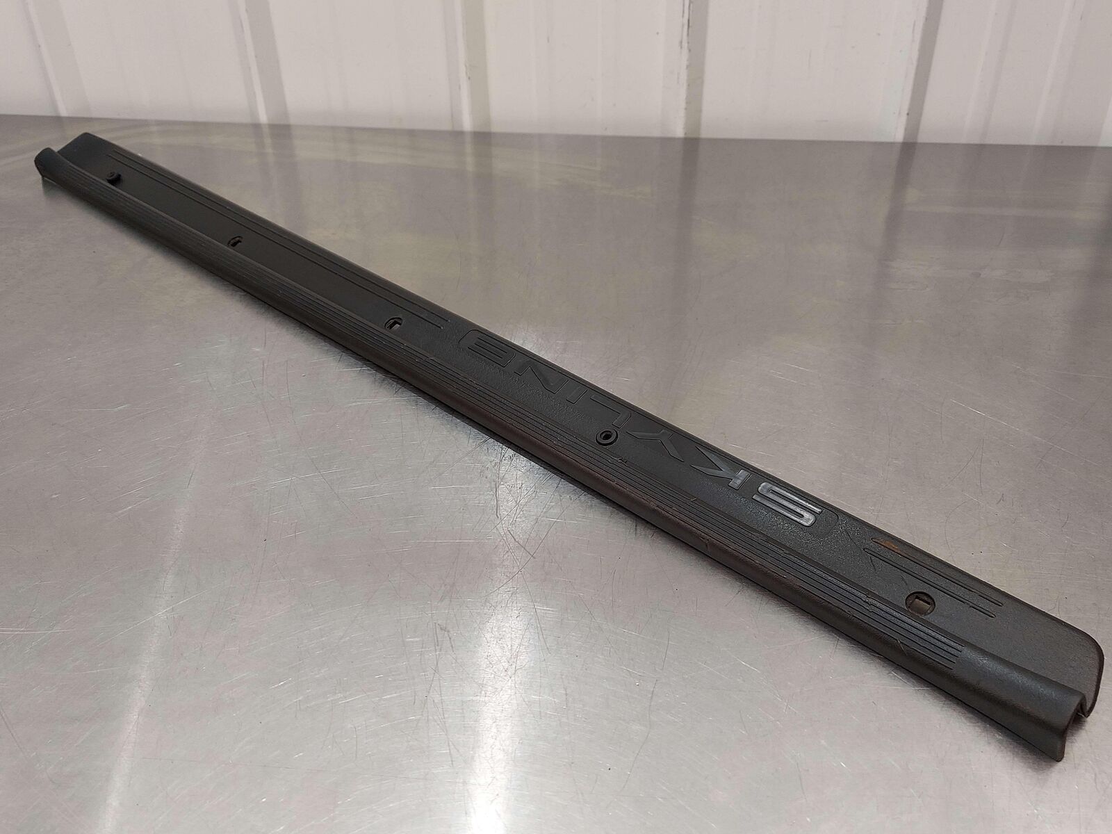 1991 Nissan Skyline R32 HCR32 GTS-T Coupe Right Sill Plate 76951-04U00 *Gouged*